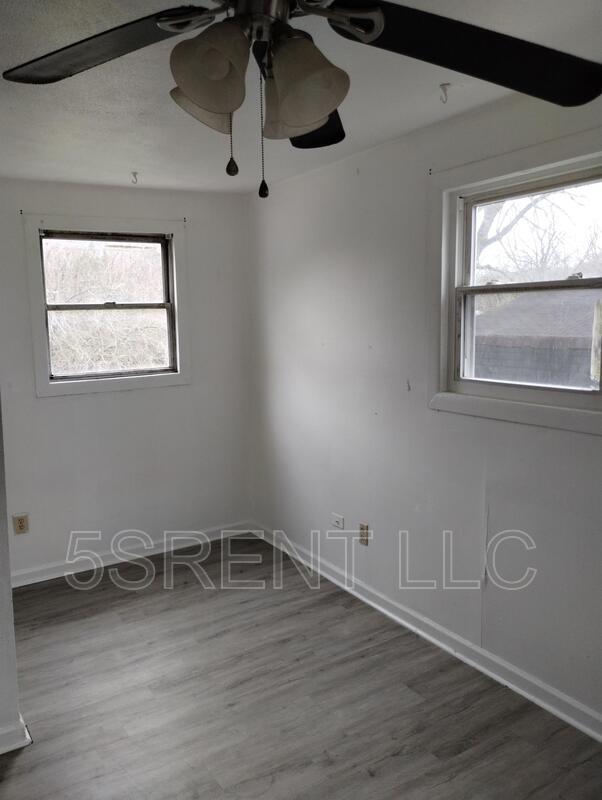 Building Photo - 240 S Mary Ellen St