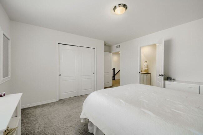 Building Photo - 677 Sundance Cir