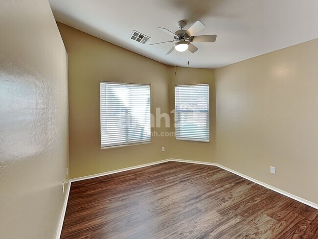 Building Photo - 1172 E Elm Rd