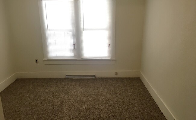 Building Photo - ** NEW CARPET **  NEWLY REMODELED BATHROOM **