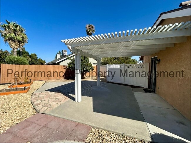 Building Photo - Spacious 4 Bed/3 Bath Home in Campus Park ...