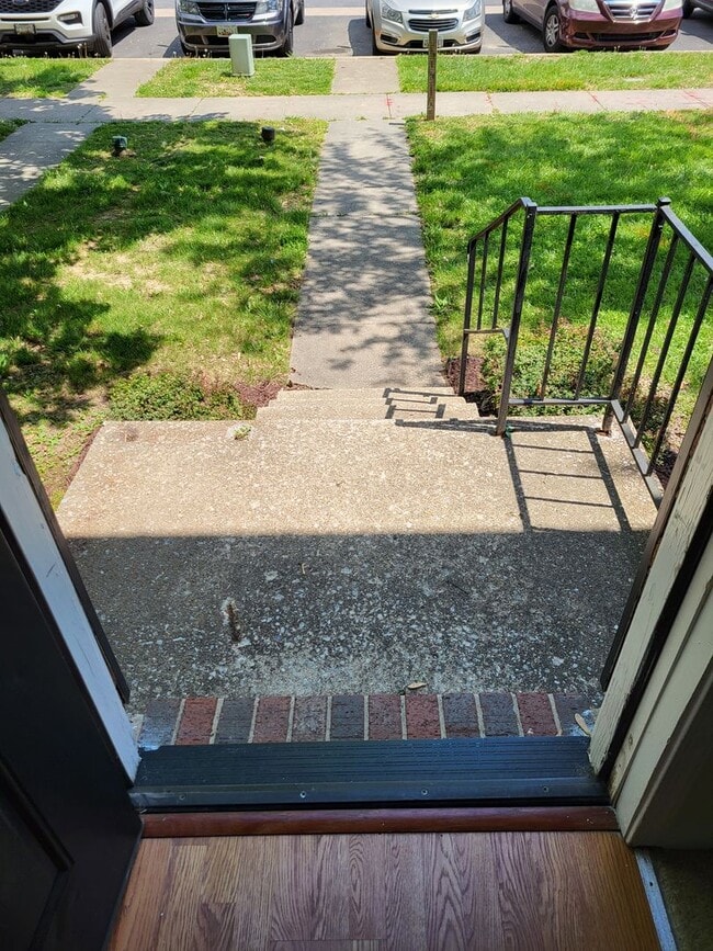 Building Photo - RARE 3-Bed Townhome in Fox Ridge Manor!