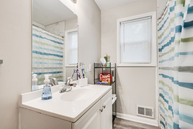 Building Photo - 2265 Columbia Dr