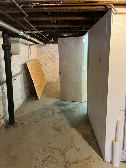Building Photo - 216 W Ridge St