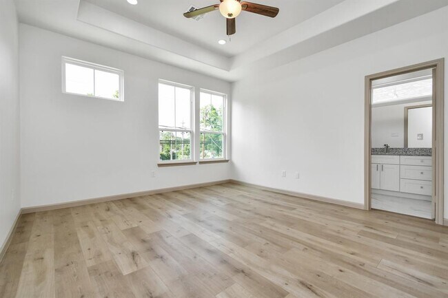 Building Photo - 2119 Esther Dr