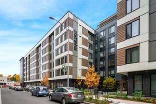Building Photo - Trailside