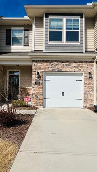 Building Photo - Fantastic Townhouse in Durham hot location...