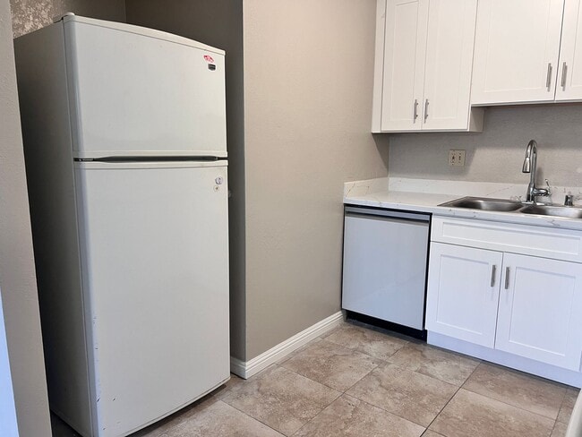 Building Photo - SUNNYVALE- 2 Bedroom 1.5 Bath Condominium -Washer & Dryer Included