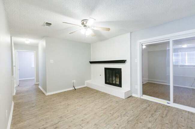 Building Photo - 3 Bedroom with 2 living rooms