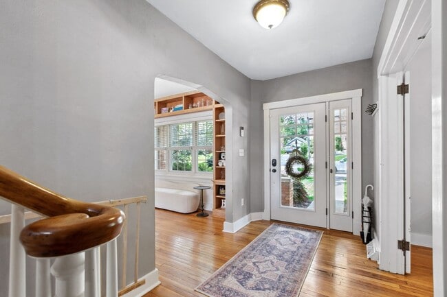 Building Photo - *Beautifully Updated & Spacious 4BD/4BA Si...