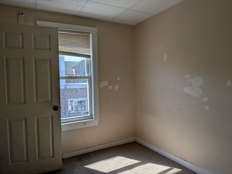 Building Photo - 437 Bay St