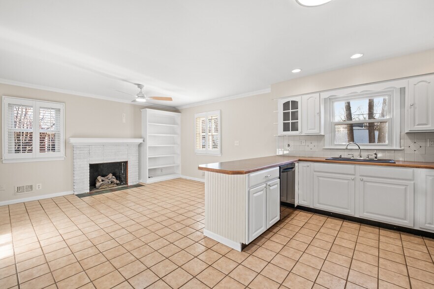 Building Photo - 318 Castleview Dr