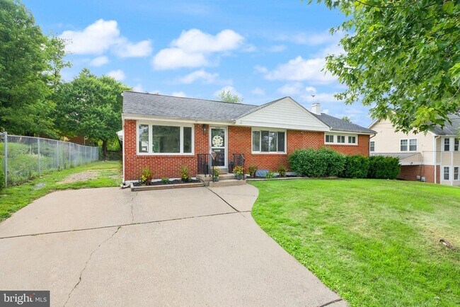 Building Photo - 6206 Hillview Ave