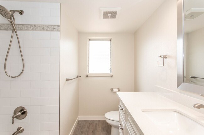 Building Photo - Beautiful 4 bed/2 bath single-story home w/ocean view! Close to the Beach & Carlsbad Village!