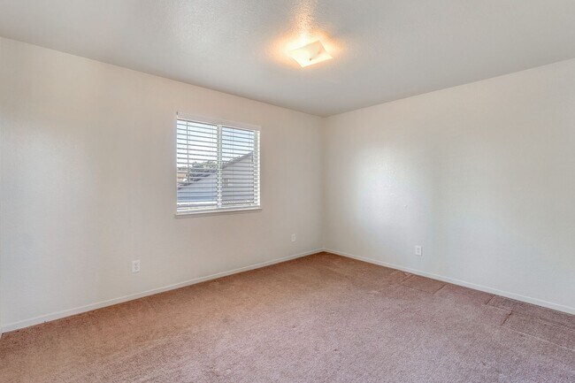 Building Photo - BEAUTIFUL 4 BEDROOM HOME WITH SWIMMING POOL!