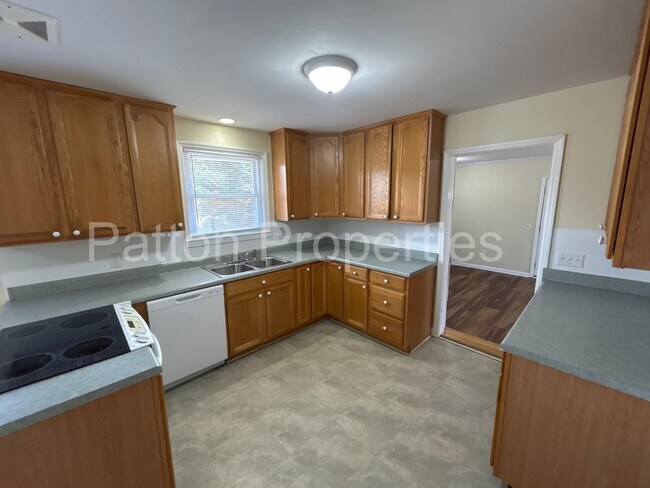 Building Photo - Saluda Gardens Home