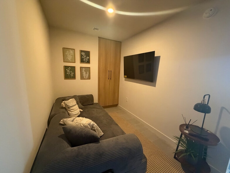 Building Photo - 121 NE 5th St