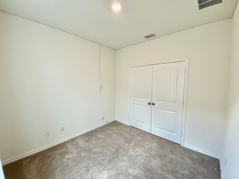 Building Photo - 344 Blacktail Dr