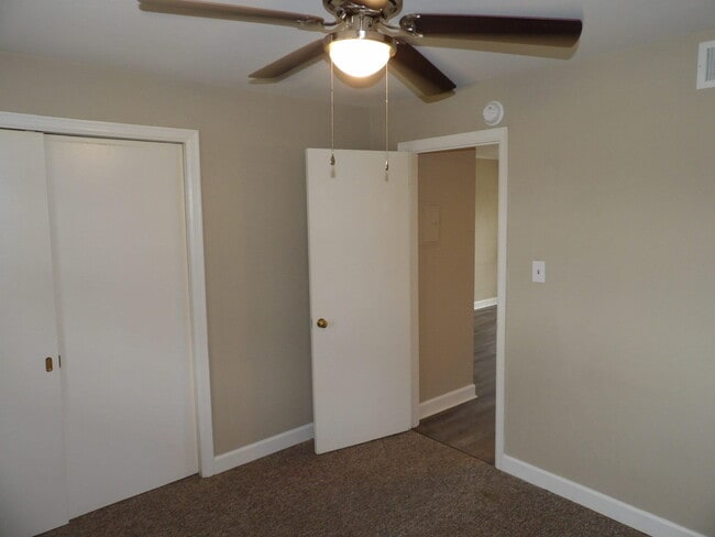 Building Photo - 903 Collins Ln