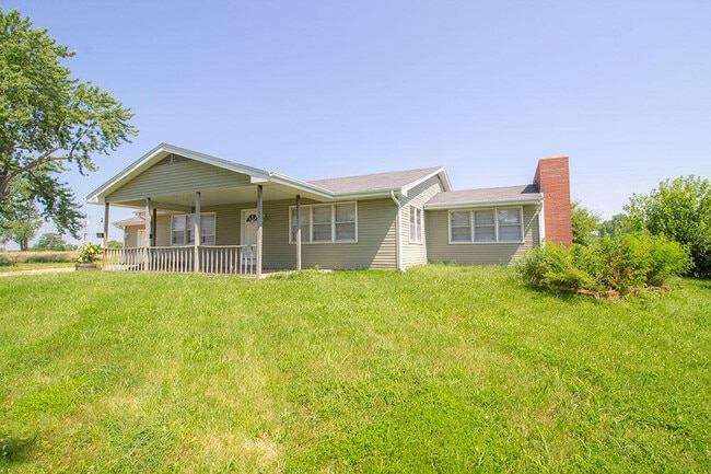 Building Photo - 1303 E Smiley Ln