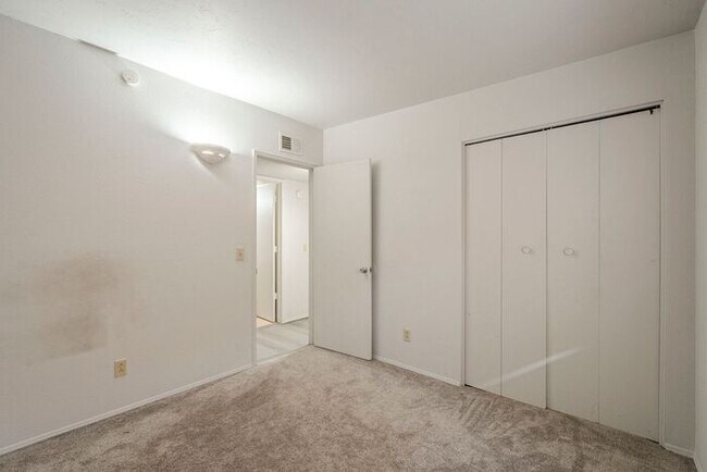 Building Photo - Bright 3-Bedroom Condo with Community Perk...