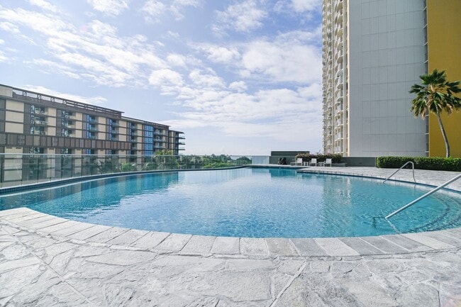 Building Photo - Fully Furnished and Spacious 2 Bedroom 2 Bath - GREAT LOCATION!