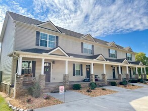 Building Photo - Modern 2-Bed, 2.5-Bath Townhome in Lenoir City