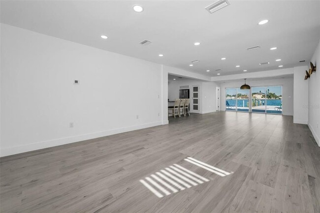 Building Photo - 14125 N Bayshore Dr