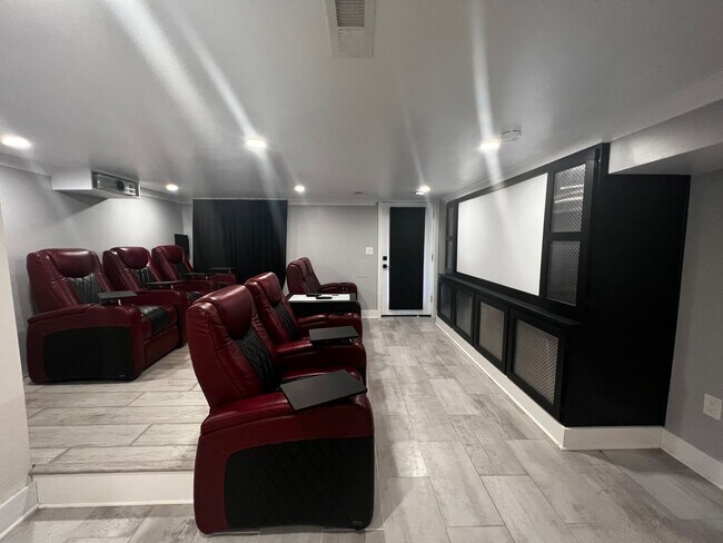 Building Photo - Lavish 5 BR/4 BA Townhome in Petworth!