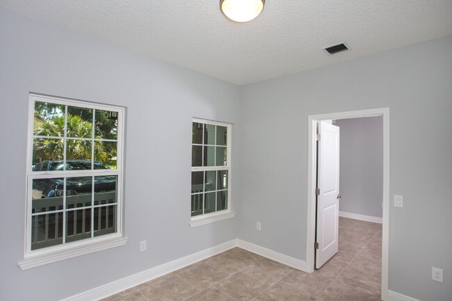 Building Photo - Great location! One block from DeVillier's Square and walking distance to Palafox.