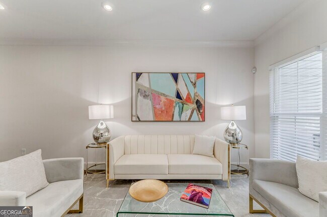 Building Photo - 79 Chateau Dr SE