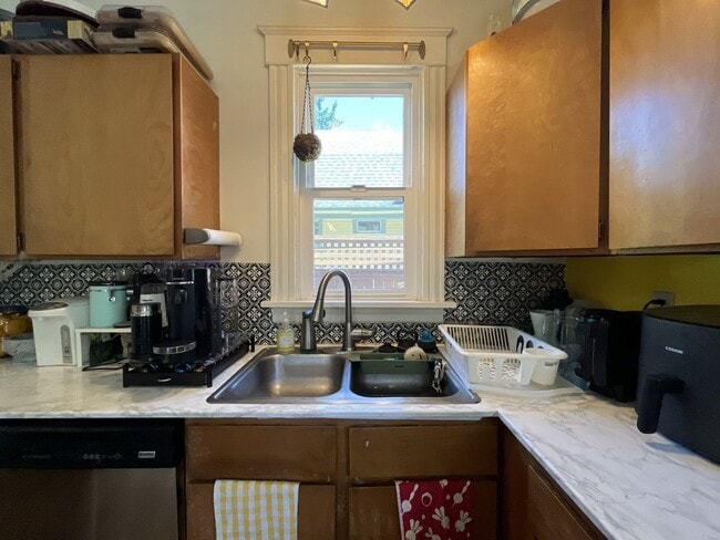 Building Photo - Warm and Welcoming Portland Home with Classic Charm, Modern Kitchen & Outdoor Deck