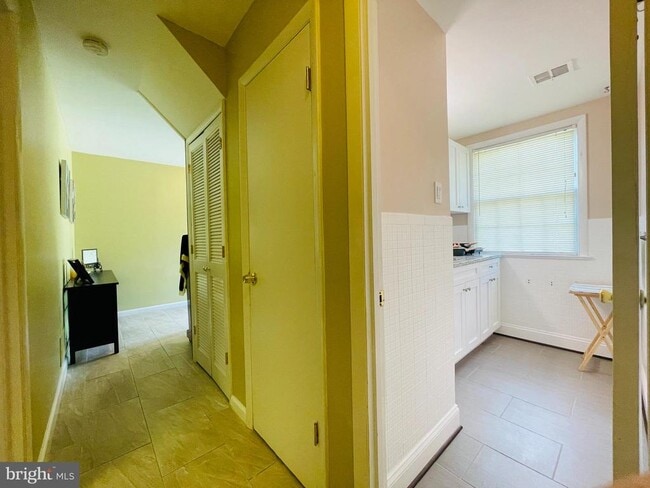 Building Photo - 928 Venice Dr