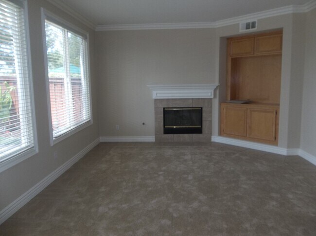 Building Photo - Central Temecula Home