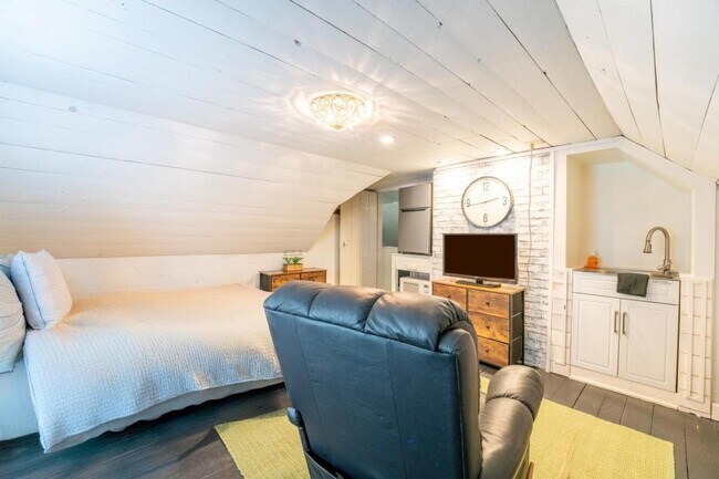 Building Photo - 714 E Jefferson St