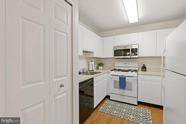 Building Photo - 1310 Sheridan Pl