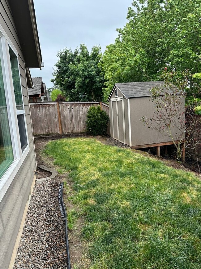Building Photo - Very Nice 3 Bed 2 Bath Home With Vinyl Pla...