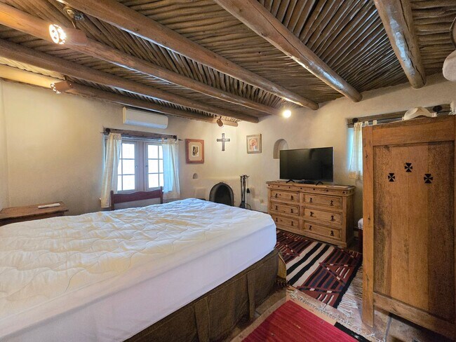 Building Photo - 770 Acequia Madre