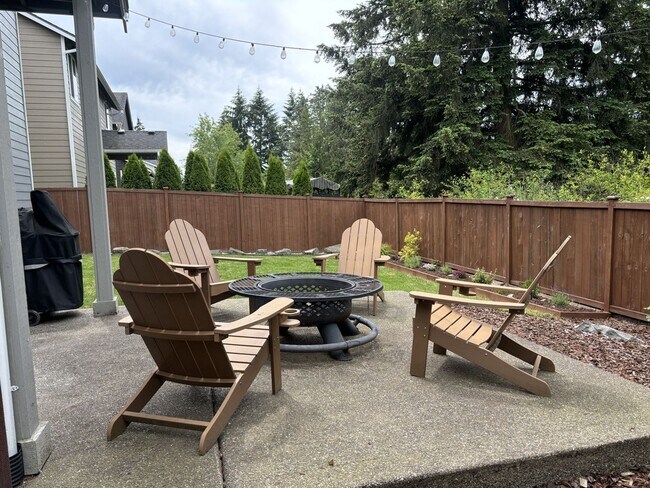 Building Photo - Stunning 4 Bed Yelm Home with Vaulted Ceilings & Modern Amenities!