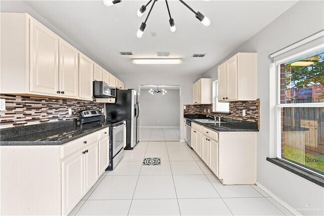 Building Photo - 37 San Esteban St