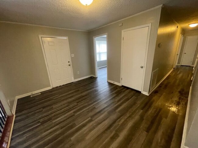Building Photo - 1306 Northwoods Dr