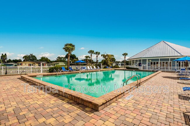 Building Photo - 242 Country Ln