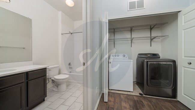 Building Photo - Beautiful two-bedroom condo with gorgeous ...
