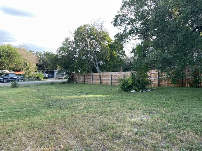 Building Photo - 2501 Peach Tree Ln
