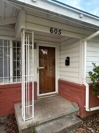 Building Photo - Perfect home for family