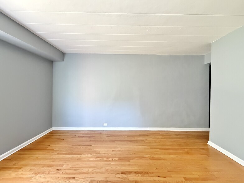 Building Photo - 1360 W Touhy Ave