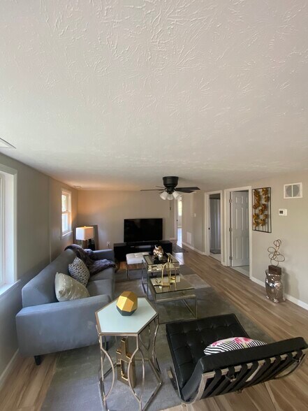 Building Photo - 403 Palomino Ct