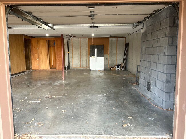 Building Photo - 3 Bed, 3 Bath, 2 Car Garage Duplex in Blue Springs