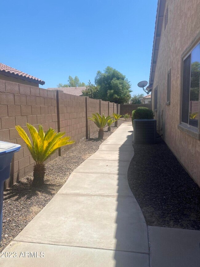 Building Photo - 453 W Lantana Pl