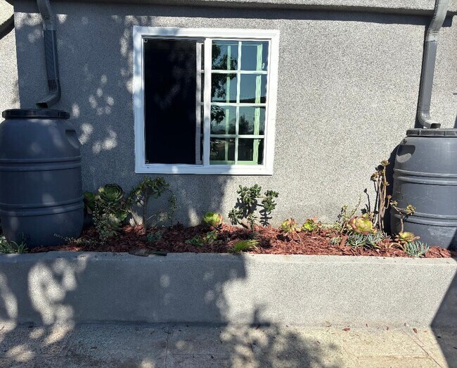 Building Photo - 932 N Gage Ave
